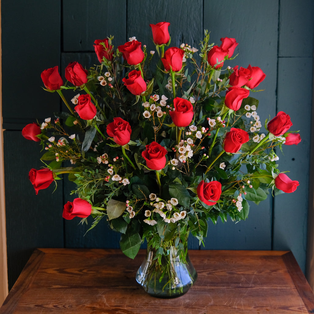Two_dozen_red_roses_with_accen