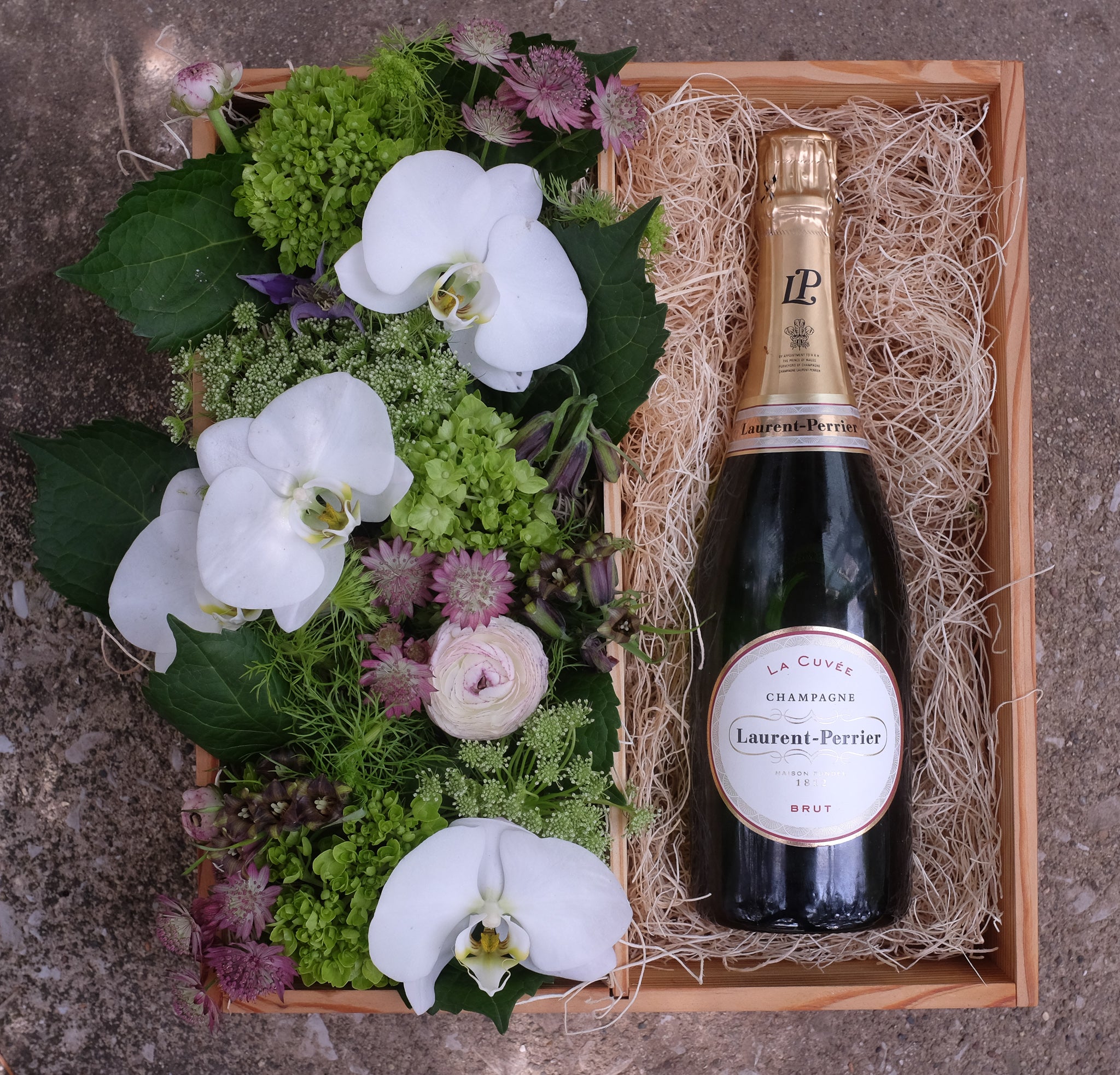 Champagne wine gift crate with flowers