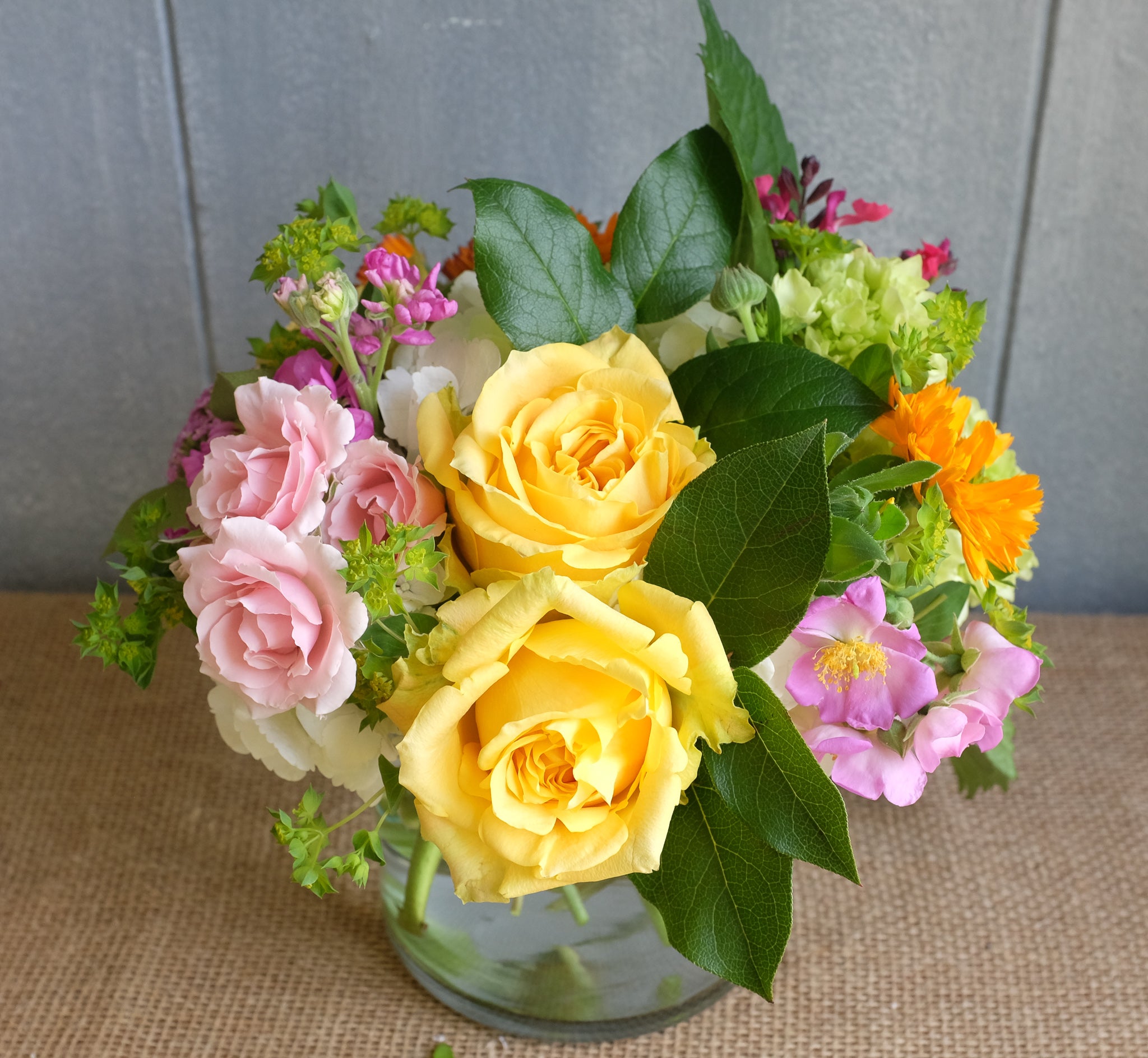 Cheerful bouwurt with yellow and pink roses